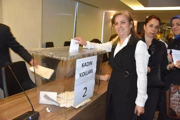 AK Parti İzmir'de Yeni Başkan İçin Temayül Yoklaması Yapılıyor AK Parti İzmir'de Yeni Başkan İçin Temayül Yoklaması Yapılıyor