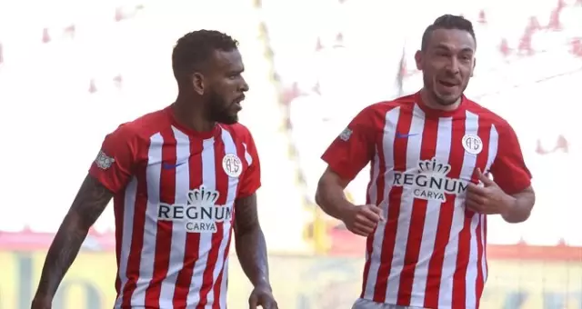 Antalyaspor, 10 Kişi Kaldığı Maçta Kasımpaşa'yı 1-0 Yendi Antalyaspor, 10 Kişi Kaldığı Maçta Kasımpaşa'yı 1-0 Yendi