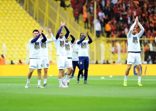 Fenerbahçeli Futbolcular Sahaya 'Can Bartu' ile Çıktı Fenerbahçeli Futbolcular Sahaya 'Can Bartu' ile Çıktı
