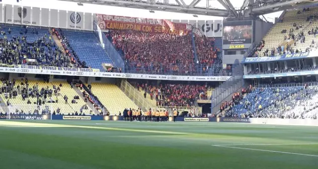 Galatasaraylı Taraftarlardan Can Bartu Pankartı Galatasaraylı Taraftarlardan Can Bartu Pankartı