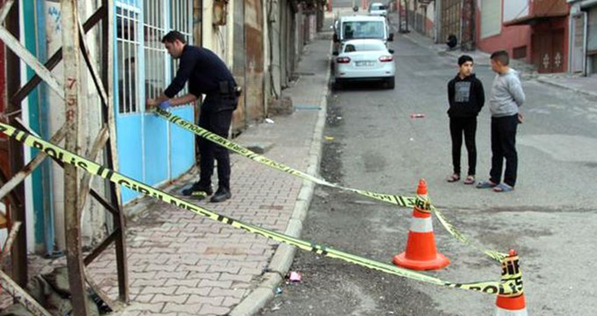 Suriyeli Genç, Yanına Gelen 3 Kişiye Sigaraya Vermeyince Önce Bıçaklandı Sonra da Gasp Edildi