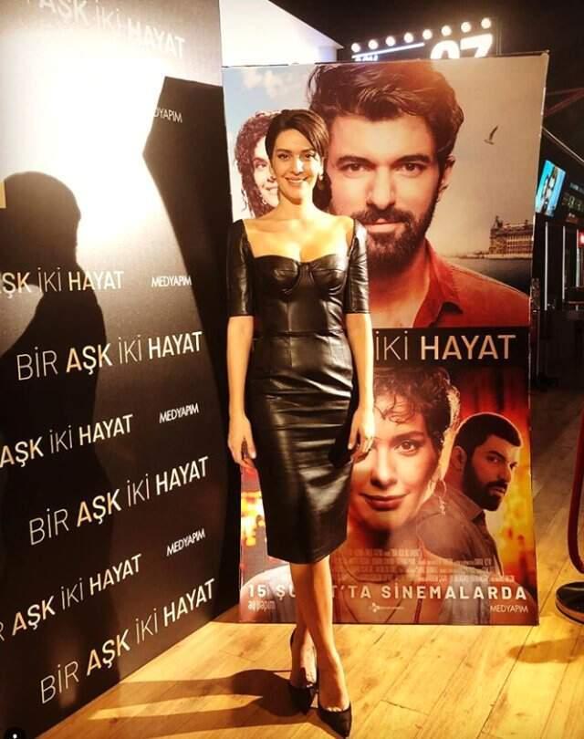 Güzel Oyuncu Bergüzar Korel, Bornozlu Paylaşımıyla Sosyal Medyaya Damga Vurdu