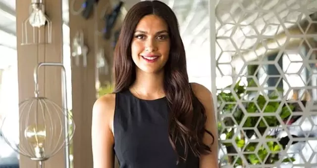 Bergüzar Korel, Bornozlu Paylaşımıyla Sosyal Medyaya Damga Vurdu Bergüzar Korel, Bornozlu Paylaşımıyla Sosyal Medyaya Damga Vurdu