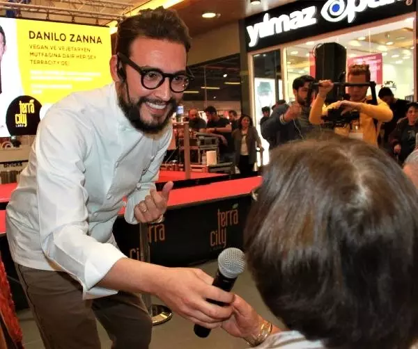 İtalyan Şef Danilo Zanna: Deri Botu, Ceketi Olanlar 'Vegan' Olamaz İtalyan Şef Danilo Zanna: Deri Botu, Ceketi Olanlar 'Vegan' Olamaz