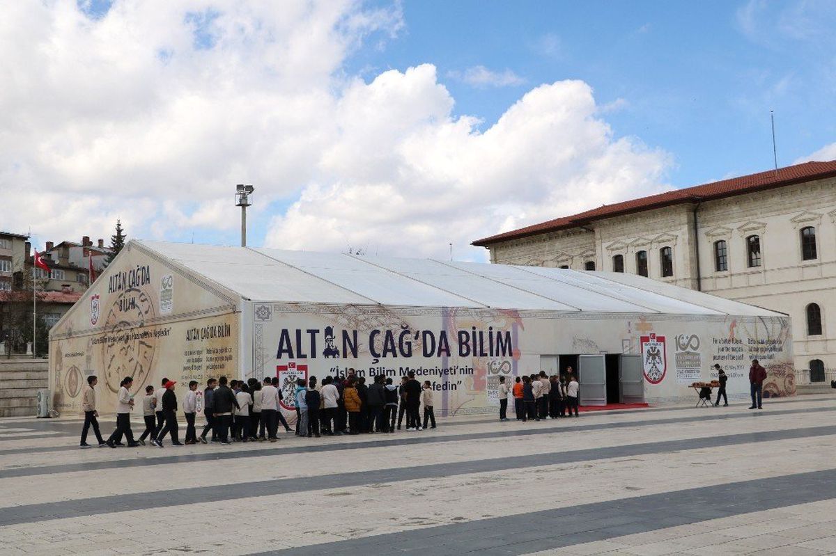 Onlarda Karanlık, Bizde Altın Çağ