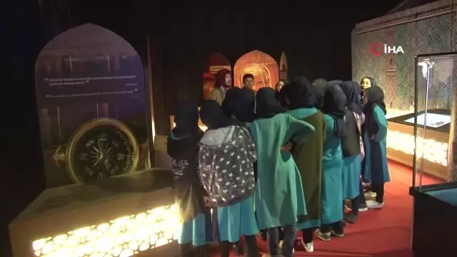 Onlarda Karanlık Bizde Altın Çağ...altın Çağ'da Bilim Sergisi Ziyaretçilerini Ağırlamaya Devam...