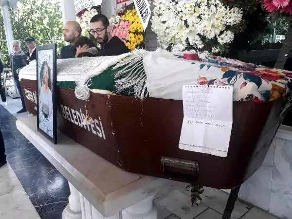 ABD'de Trafik Kazasında Ölen İlayda'ya Mimozalı Veda ABD'de Trafik Kazasında Ölen İlayda'ya Mimozalı Veda