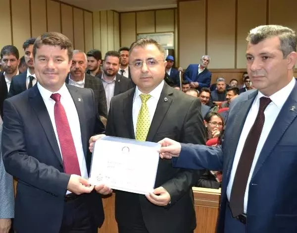Aksaray'ın Yeni Başkanı Mazbatasını Aldı Aksaray'ın Yeni Başkanı Mazbatasını Aldı