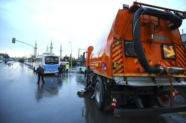 Başkent'te Özel Halk Otobüsü, Yol Temizleme Aracına Çarptı: 10 Yaralı