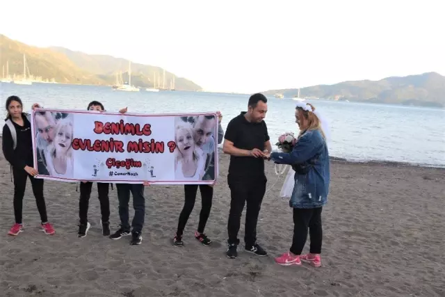 Dünyaca Ünlü Plaj, Sürpriz Evlilik Teklifine Ev Sahipliği Yaptı Dünyaca Ünlü Plaj, Sürpriz Evlilik Teklifine Ev Sahipliği Yaptı