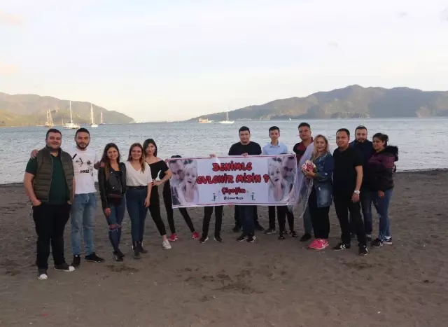 Dünyaca Ünlü Plaj, Sürpriz Evlilik Teklifine Ev Sahipliği Yaptı Dünyaca Ünlü Plaj, Sürpriz Evlilik Teklifine Ev Sahipliği Yaptı