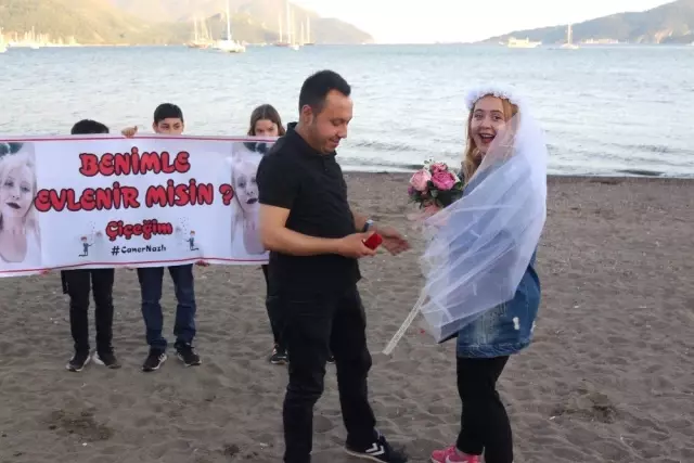 Dünyaca Ünlü Plaj, Sürpriz Evlilik Teklifine Ev Sahipliği Yaptı Dünyaca Ünlü Plaj, Sürpriz Evlilik Teklifine Ev Sahipliği Yaptı