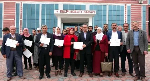 Erciş'te Hdp'li Başkan Çetin Mazbatasını Aldı Erciş'te Hdp'li Başkan Çetin Mazbatasını Aldı