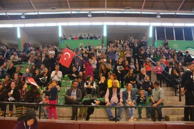Halk Oyunlarının Yıldızları Denizli'de Belirlendi
