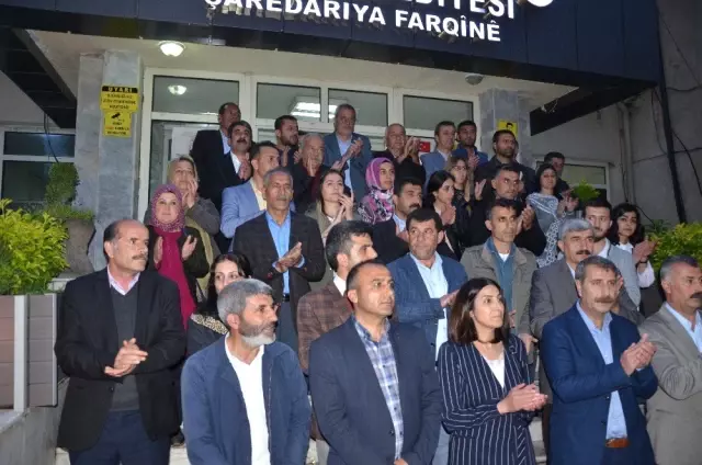 Hdp'li Silvan Belediye Başkanı Toprak Mazbatasını Aldı Hdp'li Silvan Belediye Başkanı Toprak Mazbatasını Aldı