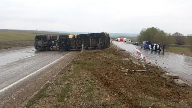 Konya'da Refüje Çarpan Tır Devrildi: 1 Yaralı