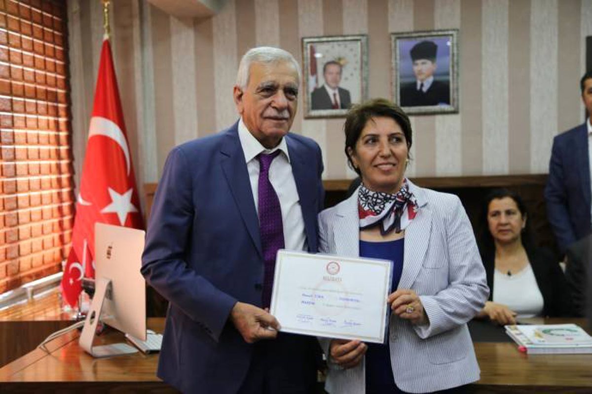 Ahmet Türk, Söz Vererek Mazbatasını Aldı: Her Çalışmayı Halkımızla Paylaşacağız