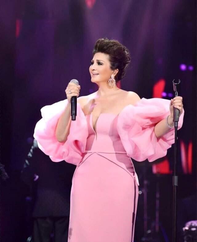 Sibel Can, Pembe Elbisesiyle Hayranlarını Büyüledi