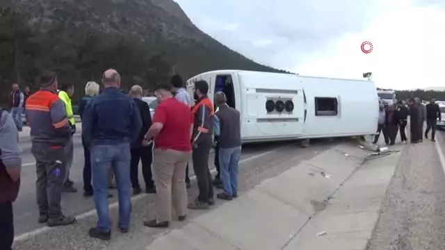 Silifke'de İşçileri Taşıyan Midibüs Kaza Yaptı: 11 Yaralı