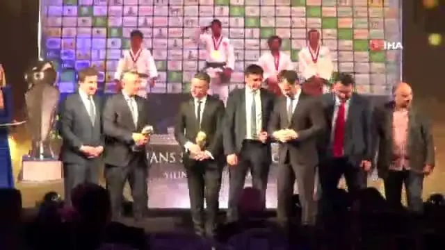 Yılın Spor Ödülleri Sahiplerini Buldu Yılın Spor Ödülleri Sahiplerini Buldu