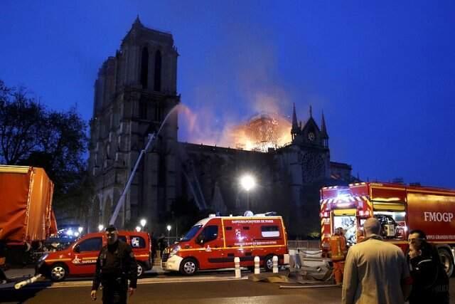 850 Yıllık Notre Dame Katedrali'ndeki Yangın 8,5 Saat Sonra Söndürüldü