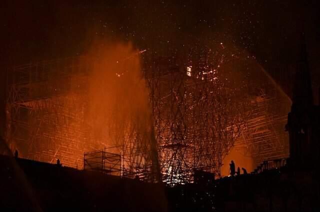 850 Yıllık Notre Dame Katedrali'ndeki Yangın 8,5 Saat Sonra Söndürüldü