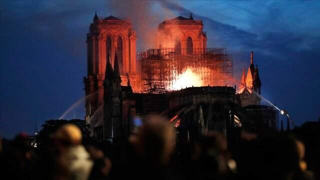 850 Yıllık Notre Dame Katedrali'ndeki Yangın 8,5 Saat Sonra Söndürüldü