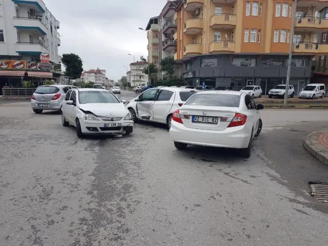 Antalya'da 3 Araçlı Zincirleme Trafik Kazası: 1 Yaralı