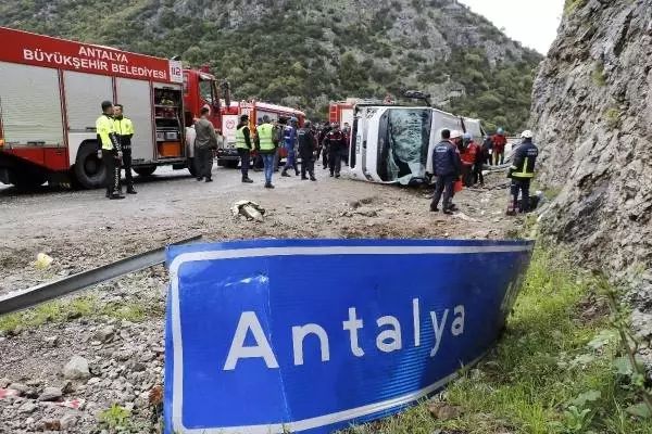 Antalya'da Sporcuları Taşıyan Midibüs Devrildi: 3 Ölü, 17 Yaralı (2) - Yeniden