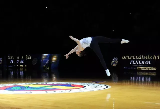 Ayşe Begüm Onbaşı, Yaptığı Şovla Fenerbahçe Tribünlerini Coşturdu Ayşe Begüm Onbaşı, Yaptığı Şovla Fenerbahçe Tribünlerini Coşturdu