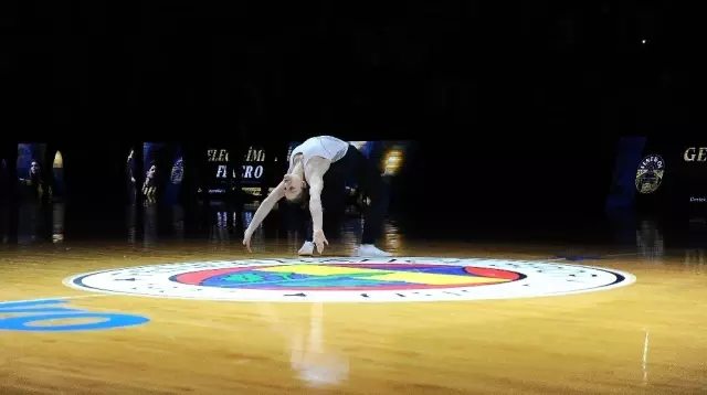 Ayşe Begüm Onbaşı, Yaptığı Şovla Fenerbahçe Tribünlerini Coşturdu Ayşe Begüm Onbaşı, Yaptığı Şovla Fenerbahçe Tribünlerini Coşturdu