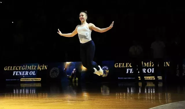 Ayşe Begüm Onbaşı, Yaptığı Şovla Fenerbahçe Tribünlerini Coşturdu Ayşe Begüm Onbaşı, Yaptığı Şovla Fenerbahçe Tribünlerini Coşturdu