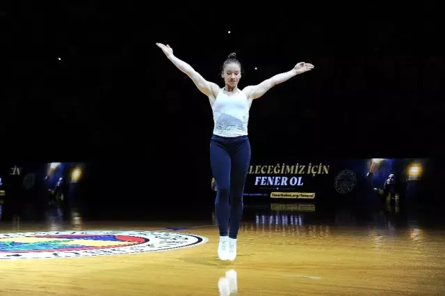 Ayşe Begüm Onbaşı, Yaptığı Şovla Fenerbahçe Tribünlerini Coşturdu Ayşe Begüm Onbaşı, Yaptığı Şovla Fenerbahçe Tribünlerini Coşturdu