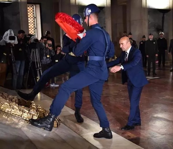 Başkan Soyer ve İzmir'in İlçe Belediye Başkanları Anıtkabir'i Ziyaret Etti