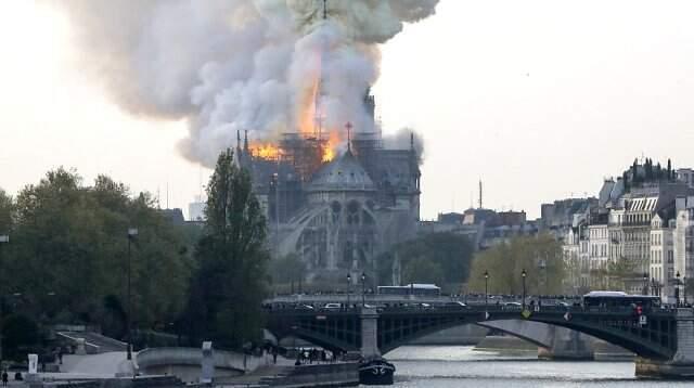 Demet Akalın, Notre Dame Katedrali Yangınına Yorum Yapan Takipçisine Verdiği Cevapla Olay Oldu