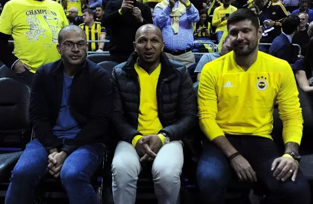 Efsaneler Ülker Spor Salonu'nda Buluştu Efsaneler Ülker Spor Salonu'nda Buluştu
