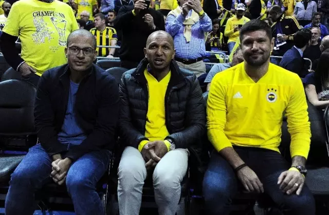 Efsaneler Ülker Spor Salonu'nda Buluştu Efsaneler Ülker Spor Salonu'nda Buluştu