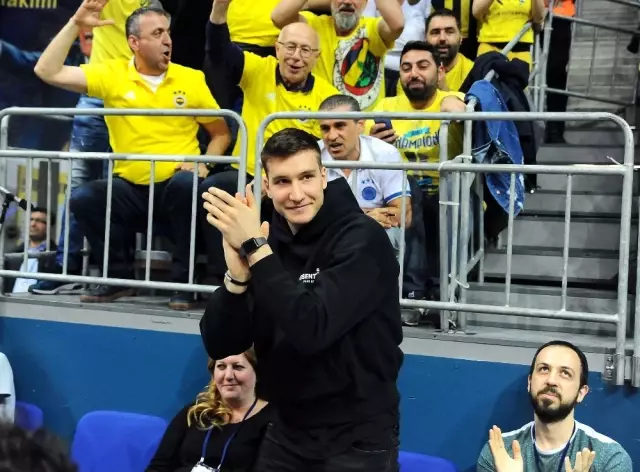 Efsaneler Ülker Spor Salonu'nda Buluştu Efsaneler Ülker Spor Salonu'nda Buluştu