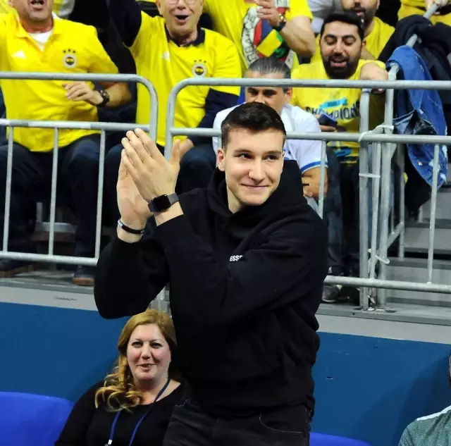 Efsaneler Ülker Spor Salonu'nda Buluştu Efsaneler Ülker Spor Salonu'nda Buluştu