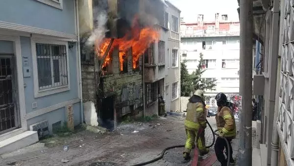 Ek Fotoğraflar//beyoğlu'nda Metruk Bina Yangın Sırasında Çöktü