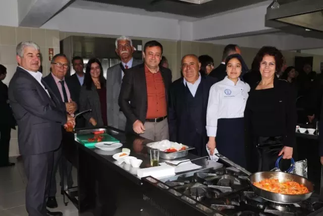 Kuşadası'nda 'Gastronomi Şenliği' Düzenlendi Kuşadası'nda 'Gastronomi Şenliği' Düzenlendi