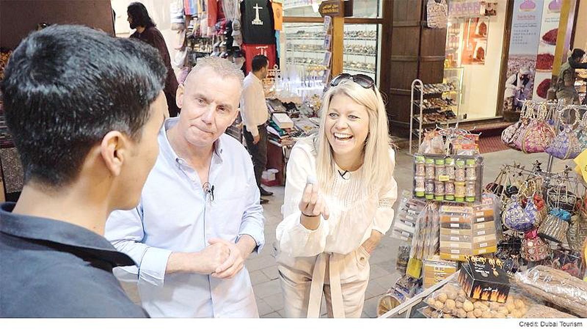 Michelin Yıldızlı Şef Aşçı Gary Rhodes'tan Euronews'e Özel Tarif: Somon Tava ve Kuşkonmazlı Risotto