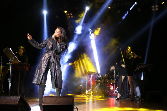 Müslüman Olan ABD'li Müzikçi Della Miles, Sahne Fiyatlarını Türk Lirasına Çevirdi