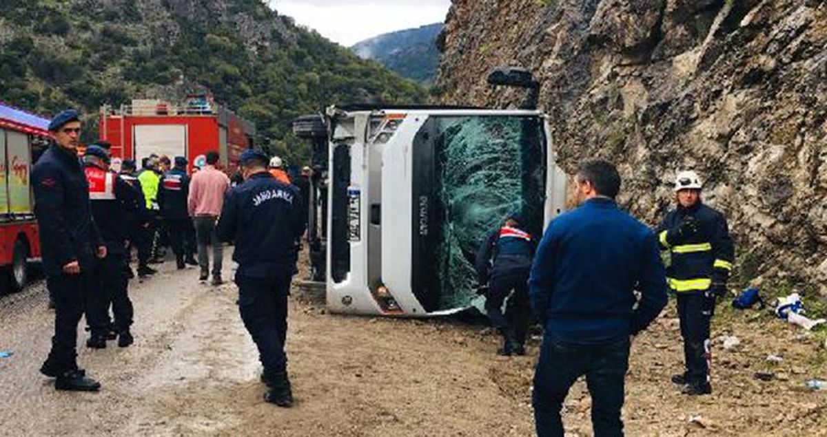 Antalya'da Yolcu Midibüsü Devrildi: 3 Ölü, 14 Yaralı