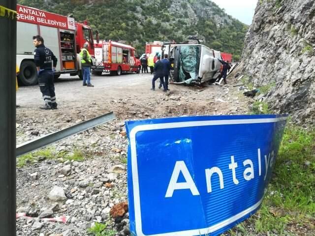 Son Dakika! Antalya'da Yolcu Midibüsü Devrildi: 2 Ölü, 15 Yaralı
