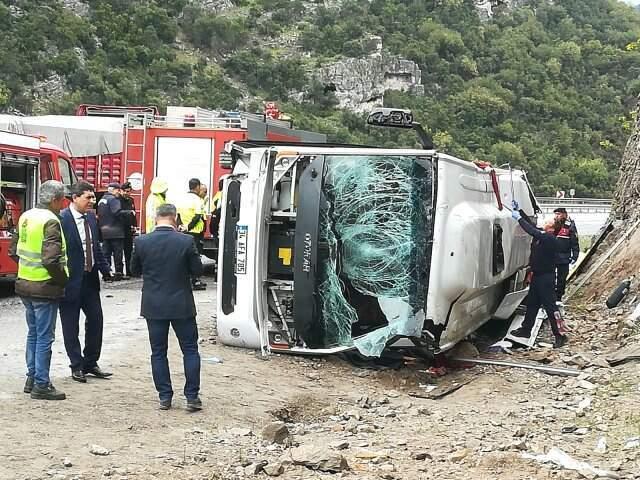 Son Dakika! Antalya'da Yolcu Midibüsü Devrildi: 2 Ölü, 15 Yaralı