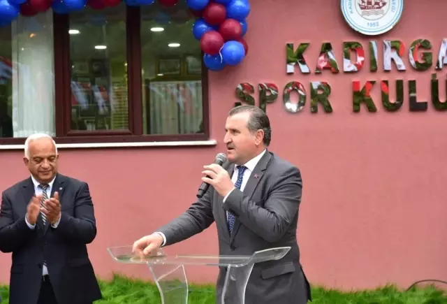 Başkan Turan, 'Fatih'te Spor Sahası Sayısını 6'ya Çıkarmayı Planlıyoruz' Başkan Turan, 'Fatih'te Spor Sahası Sayısını 6'ya Çıkarmayı Planlıyoruz'