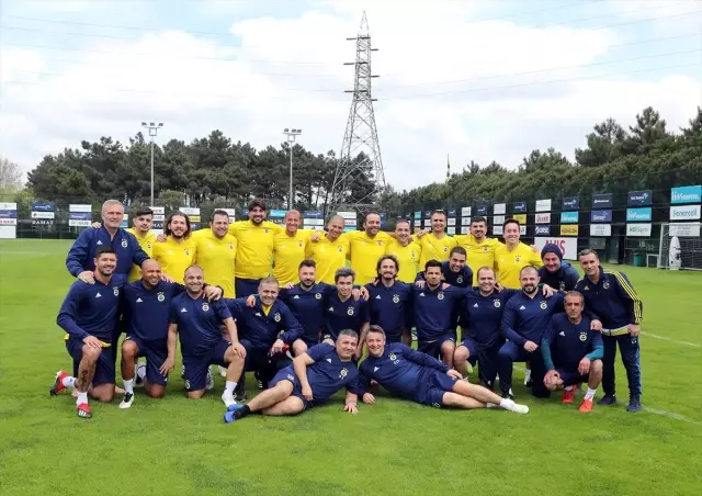 Fenerbahçe'nin Eski Futbolcuları Kulüp Tesislerinde Maç Yaptı Fenerbahçe'nin Eski Futbolcuları Kulüp Tesislerinde Maç Yaptı