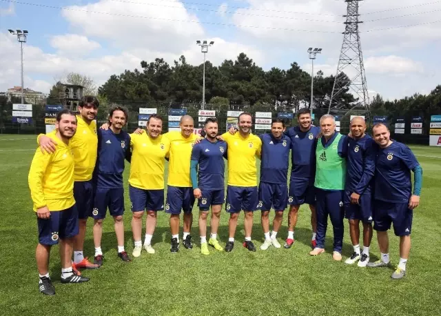Fenerbahçeli Eski Futbolcular Maç Yaptı Fenerbahçeli Eski Futbolcular Maç Yaptı