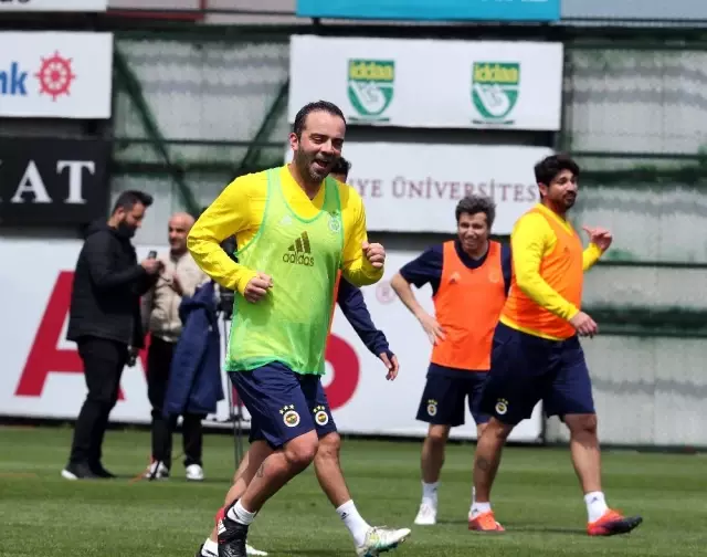 Fenerbahçeli Eski Futbolcular Maç Yaptı Fenerbahçeli Eski Futbolcular Maç Yaptı